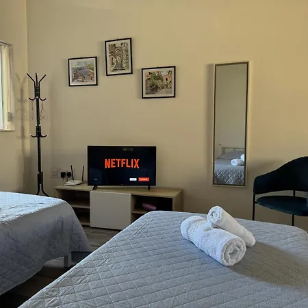 Private One Bedroom Close To Airport In